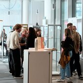In der Ausstellung. Foto (Ausschnitt): WHKT/PeterLuttke