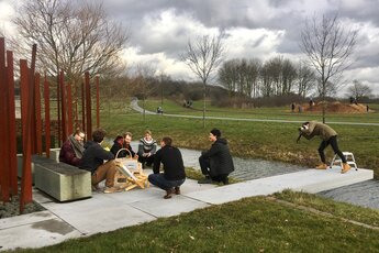 Studierenden-WG beim Picknick-Fotoshooting an der Gartenskulptur bei uns im Garten von Haus Kump. 